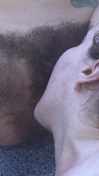 Pesta seks hot tub lesbian dengan memek berbulu
