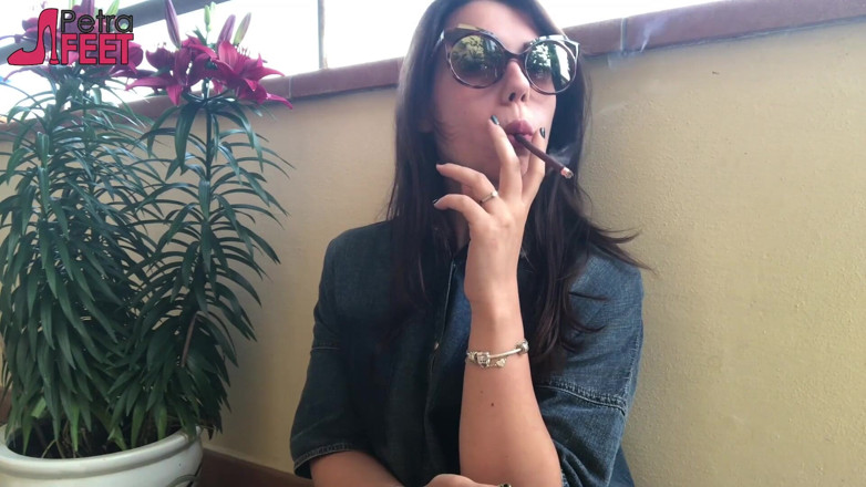 Smokin Fetish: Dia lebih suka merokok di luar