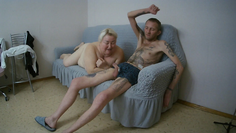 Zona901: Жена обожает наблюдать, как ее друг делает глубокий минет и получает полный рот горячей спермы