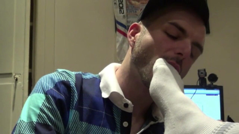 Sneaker Sex Kinky: Sucking cock with sneakers of his friend