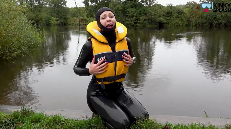 UKCuteGirl: Lifejacket e la muta muta intima salvano lucy dal disastro...