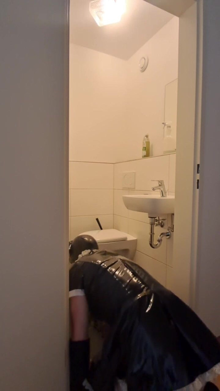 2GirlTs1Cock: 笼子娘娘腔女仆 - 为女主人和她的男朋友打扫浴室