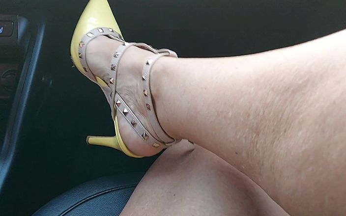 Step Mommy: Sexy MILFka v krátké sukni a vysokých podpatcích masturbuje v...