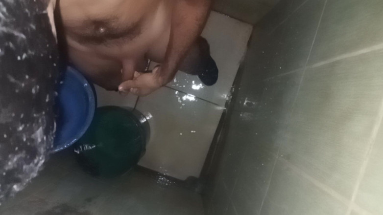 Cute boy jerks off: L'uomo viene scopata e sbatte le palle nel bagno della...