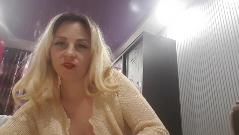 LarisaCum: Ik speel met een grote dildo in deze video