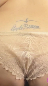 Acariciando os lábios da buceta e o cu enquanto massageia sua bunda bonita | Fornicationfreeway