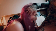 DarlingxBlaze: Hon ger mig en rörig avsugning på min genomborrade kuk...