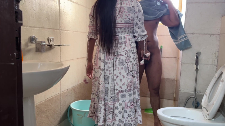 Hornycouple149: Nevlastní syn viděl milfku Saaru nahou po sprše a nemohl...