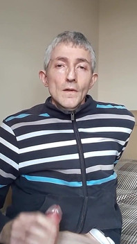 Masturbation dans le haut de survêtement.