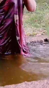 Venku, Desi tetička je nahá a šílená prstění ve vodě