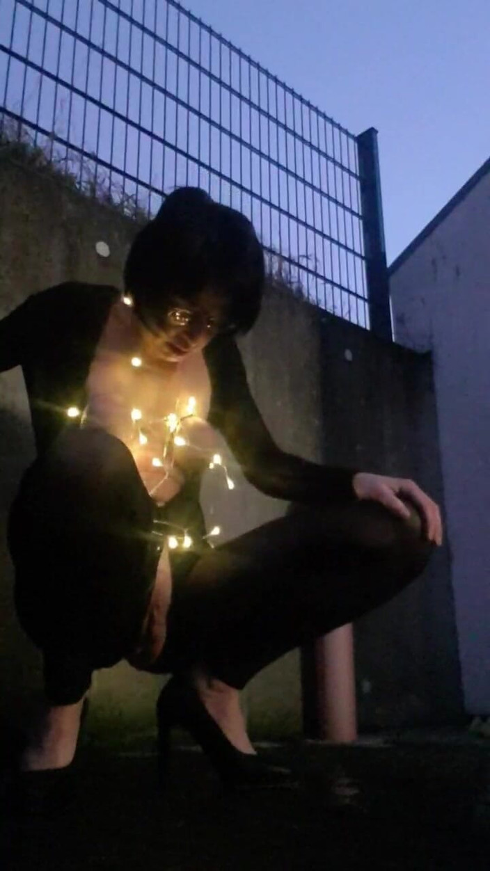 JulieEroticDress: Молния сквиртует на улице