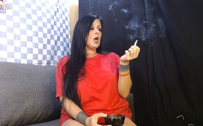 Abby Anna: Celana dalam dan kaos Merokok