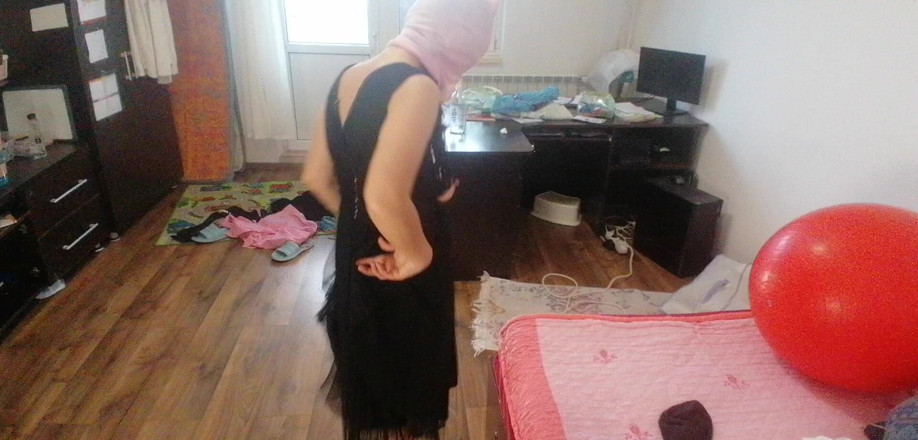 Mirsur: Amateur Woman Has Fun Trying on Clothes and Cutting Them