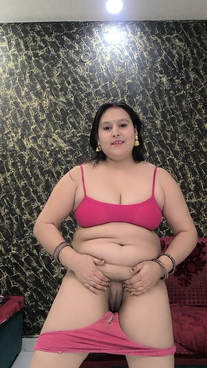 Puja555: पूजा भाभी गुलाबी चूत में ऊँगली करती है