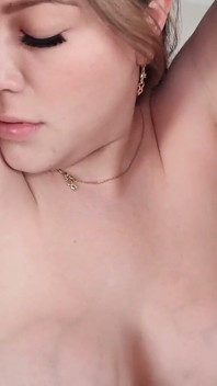 페티쉬 기름을 바친 겨드랑이 - 젖탱이 마사지 핥기