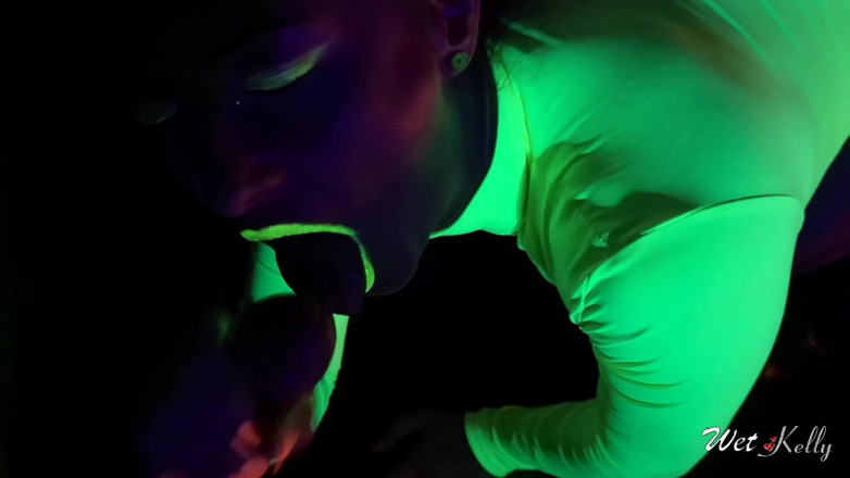Wet Kelly: Una miLF bollente con un corpo neon ama scopare al...
