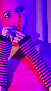 Máscara de balaclava rosa, mariquita teñida de pelo púbico juega con un vibrador