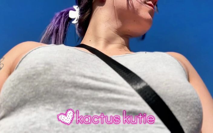 Kactus kutie: 小さな跳ねるおっぱいは灰色のシャツで汗をかく