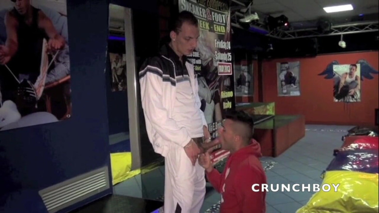 Sneaker gay: Twink submissed to the sneakers in cruising