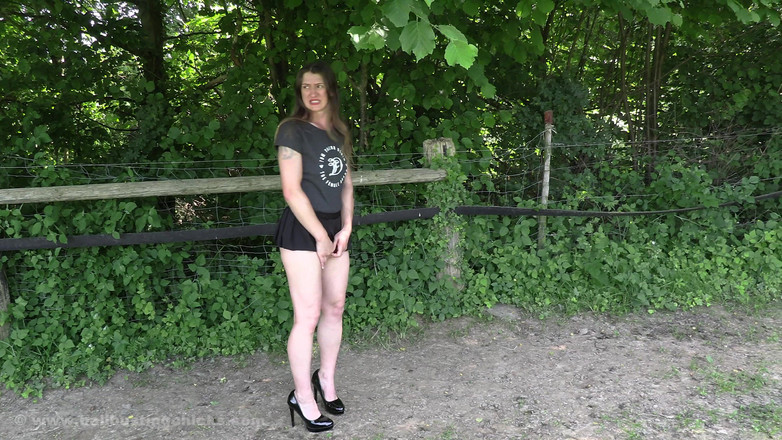 PeeFetish: Desperat kvinna behöver kissa!