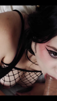 Ta catgirl gothique est accro à sucer ta grosse bite