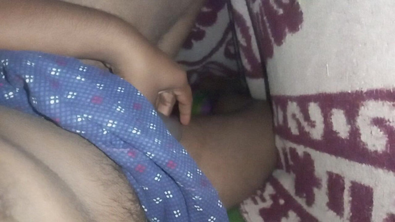 Sweet Indian cock: Ragazzo gay indiano si masturba all'aperto