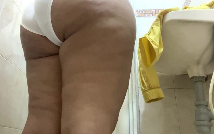 Katrina 4 deluxe: Велика дупа медсестри-товстушки спіймана у ванній кімнаті