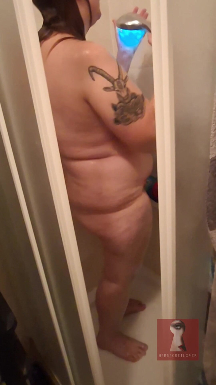 Hersecretlover: 我独自在淋浴时享受自己，我的小绿色海绵帮助我