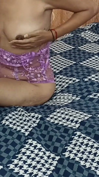 Mă duc în camera ta să-mi pun loțiune și sfârcesc cu pula ta în gura mea.