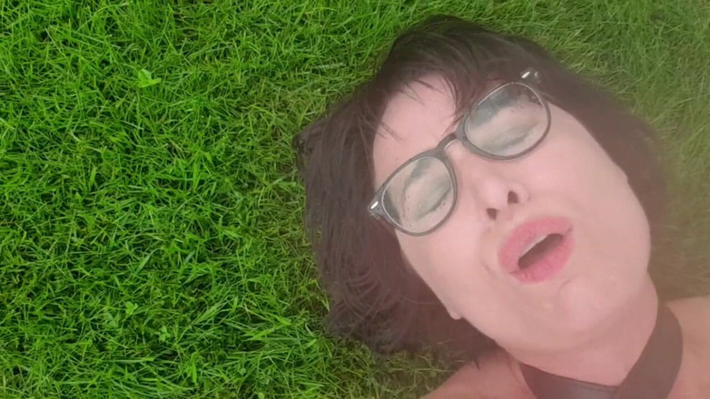 JulieEroticDress: MAMĂ SEXY are orgasm în aer liber