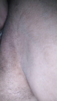 Mijn cuckold-manlief ruimt het sperma op van mijn poesje en creampiet mij ook nadat ik zijn vriend heb geneukt