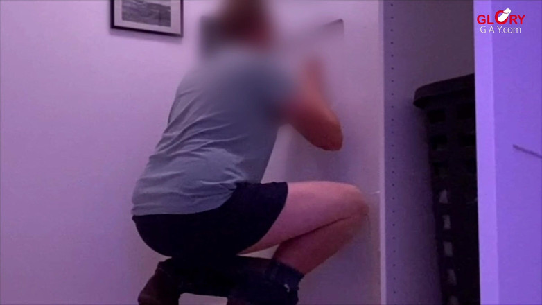 GLORYHOLEGAYS: 荣耀洞贪婪：厚重的惩罚在我嘴里爆发三次——但最后一滴改变了一切