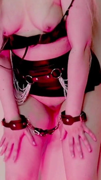 Orta yaşlı seksi kadın beyaz çizmeler içinde mastürbasyon yapıyor
