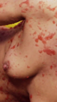 Sexy e calda giocano con i loro corpi in piscina