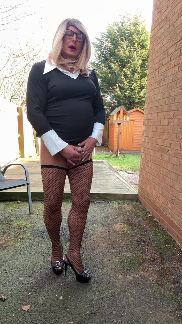 Kellycd2022: Seksi travesti kellycd2022 file çoraplı külotlu çorap ve topuklu ayakkabılarla seksi ofis...