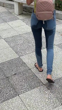Veřejné smočující džíny v parku u pláže