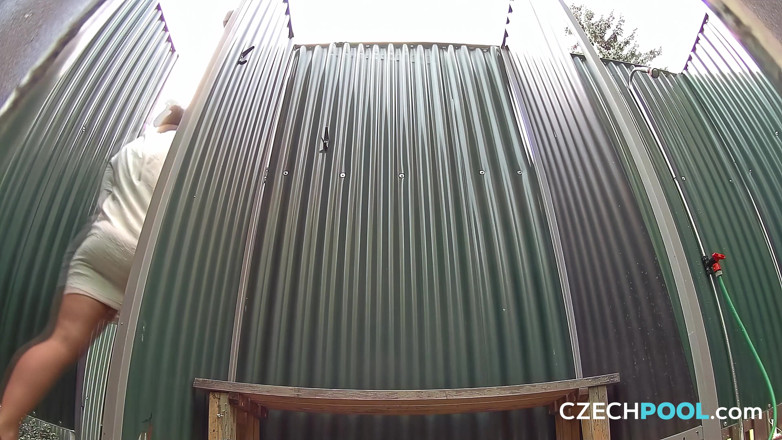 Czech Pool: Piscina ceca 52: la bellezza tettona trafitto si bagna e si...
