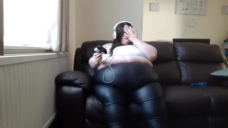 SSBBWLadyBrads: BBW SSBBW 새로운 가죽 바지와 게임 비디오
