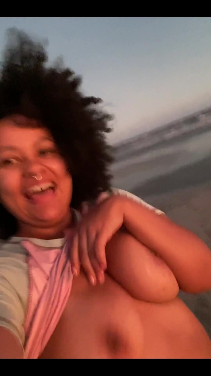 Cutiepiie Chubby: Sonnenuntergang am strand und ich ohne bh, meine möpse zeigen