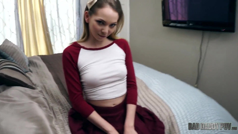 BadStepFamilyPov: Angel Smalls knullas hårt och sprutas från sin styvfar