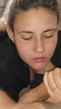 Mijn vrouw heeft plezier met mijn pik zuigen en speelt ermee