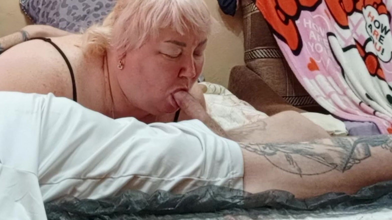 Zona901: Novia dedeándose y dando mamada con semen en la boca