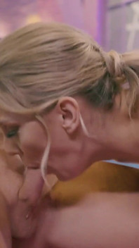Transfixed - Kenzie Taylor și Kayleigh Cox lucrează o transpirație excitată împreună