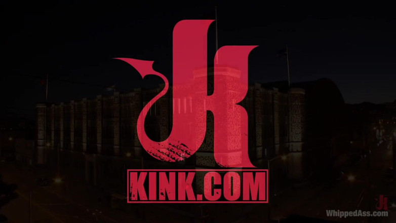 Whipped Ass by Kink: レディースルーム:隣のムラムラした女の子が犯され、罰せられた!