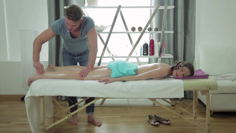 18 CLUB: Massage with happyend for young