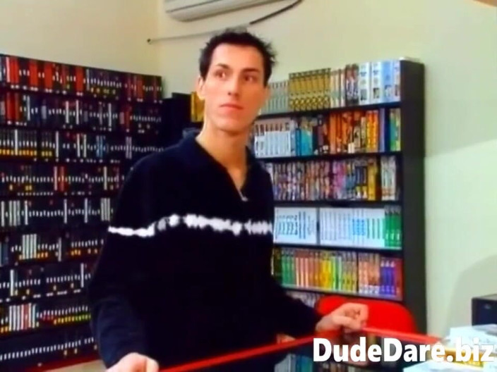 DudeDare: Plešatý chlap předvádí svou zručnost kouření v gay trojce