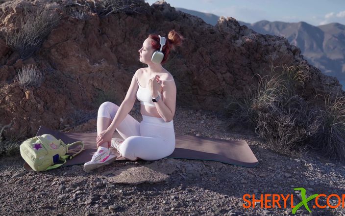 Sheryl X: योग कसरत के बाद लाल बालों वाली की पहाड़ों में पेशाब