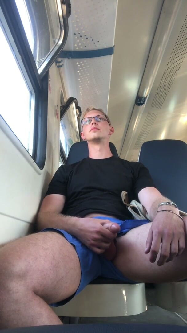 Dick Boys Studio: Lelaki melancap di kereta api komuter