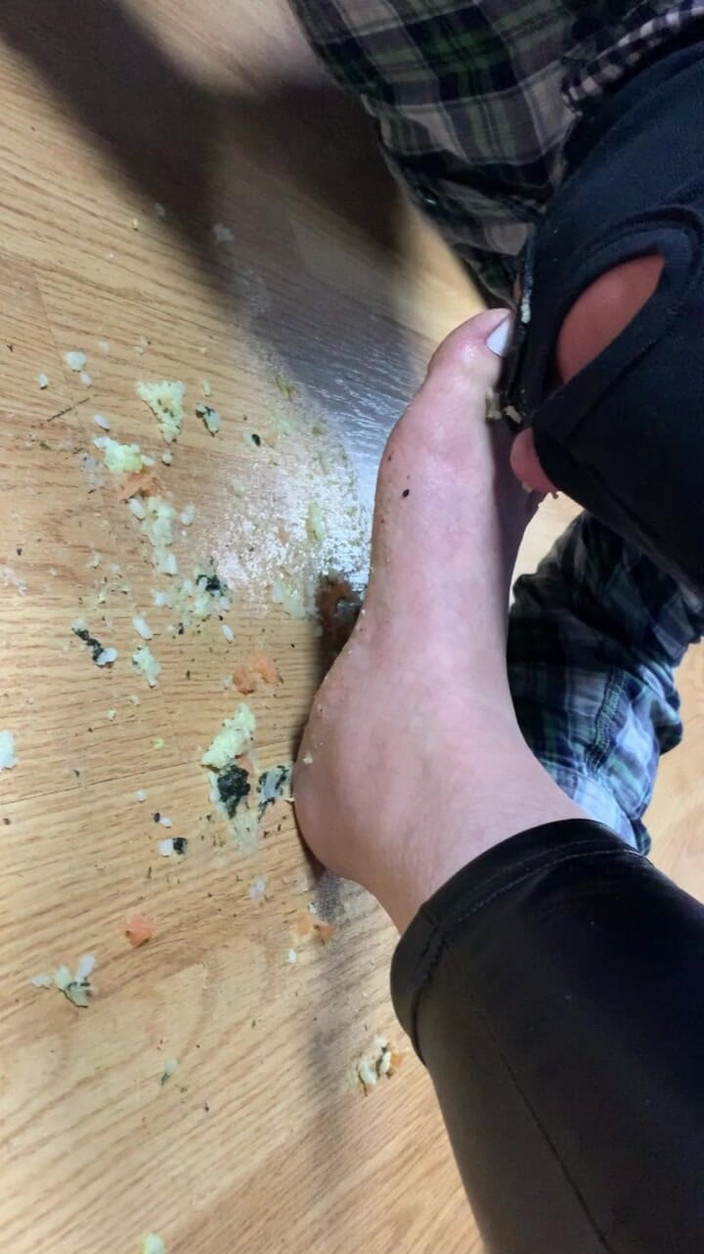 Maitresse Clara: Він їсть завдяки моїм ногам...