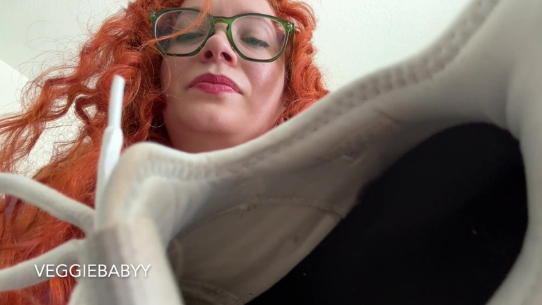 Veggiebabyy: 냄새 나는 운동화 냄새를 맡는 조작적인 평균 소녀